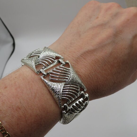 Coro Pegasus Vintage Open Work Textured Silver Tone Bracelet - Picture 8 of 10